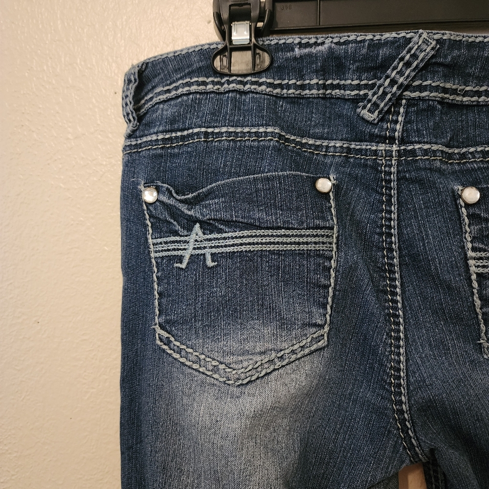 Woman's Ripped Jeans - Picture 9 of 10